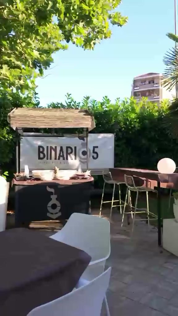 Il bancone bar esterno con l'insegna Binario 5