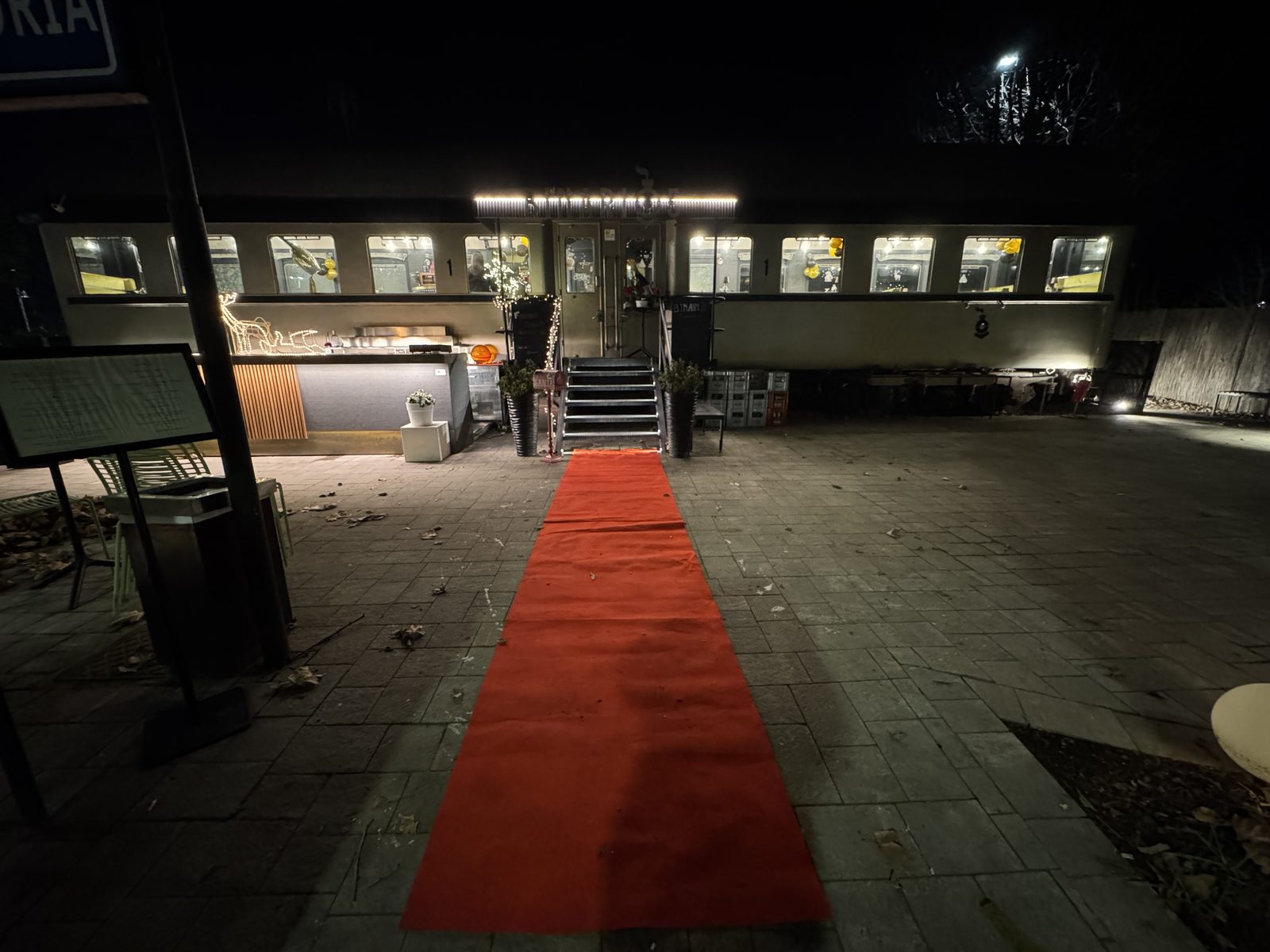 Il tappeto rosso che porta all'ingresso della carrozza